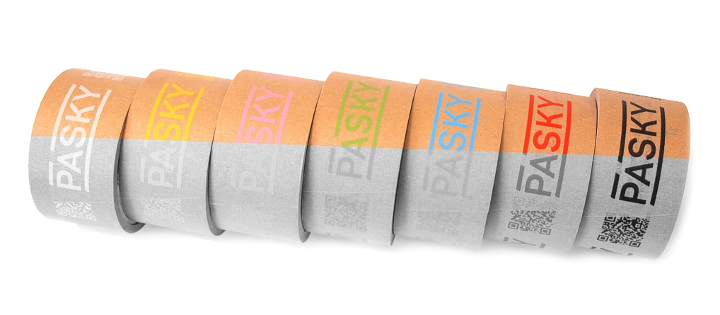 Farbiger Druck auf Braunem Papierklebeband. Farbiger Druck auf Braunem Papierklebeband.